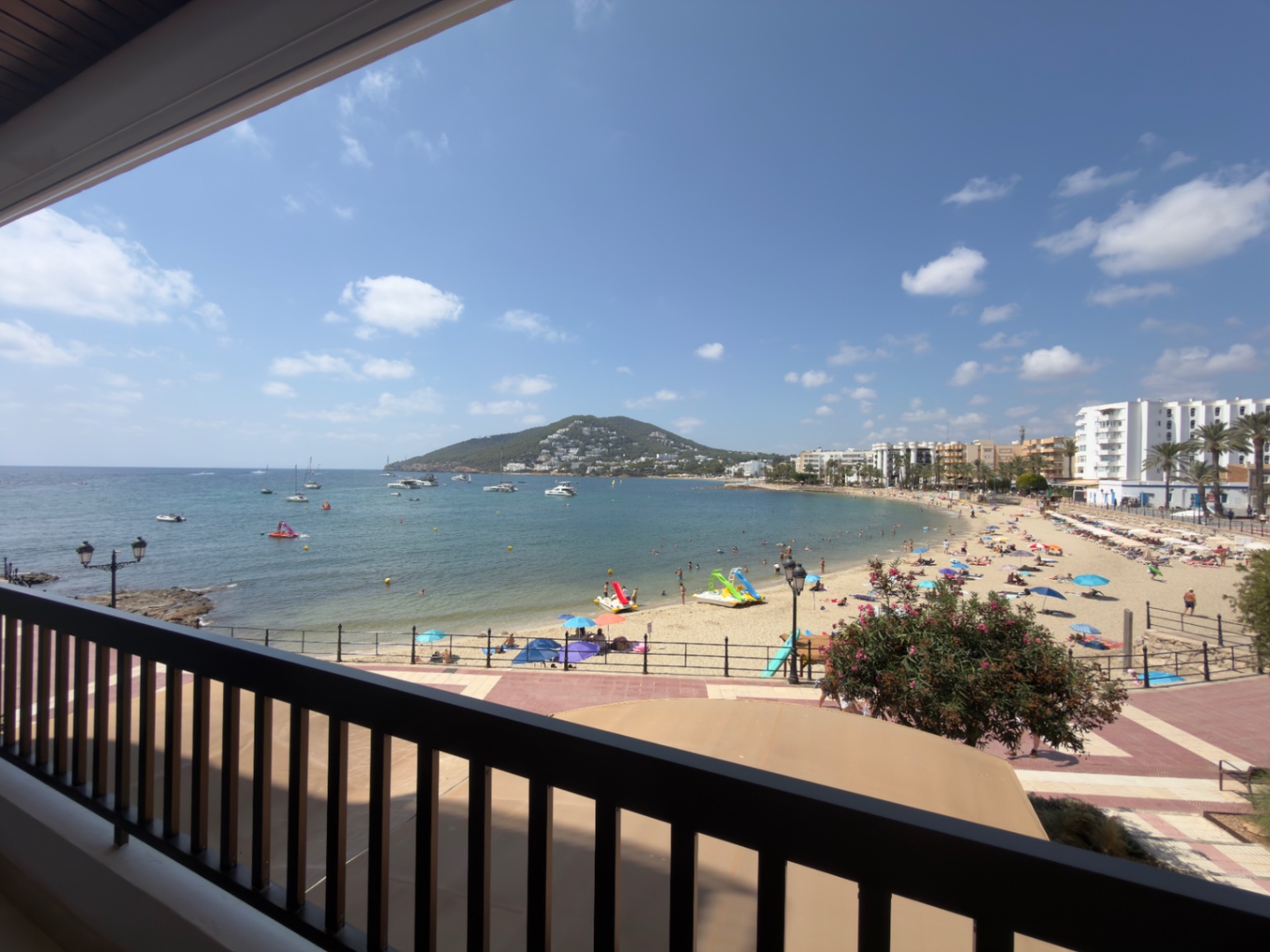 Despierte cada día sobre el Mediterráneo: Exclusividad y Calma en Primera Línea de Santa Eulalia