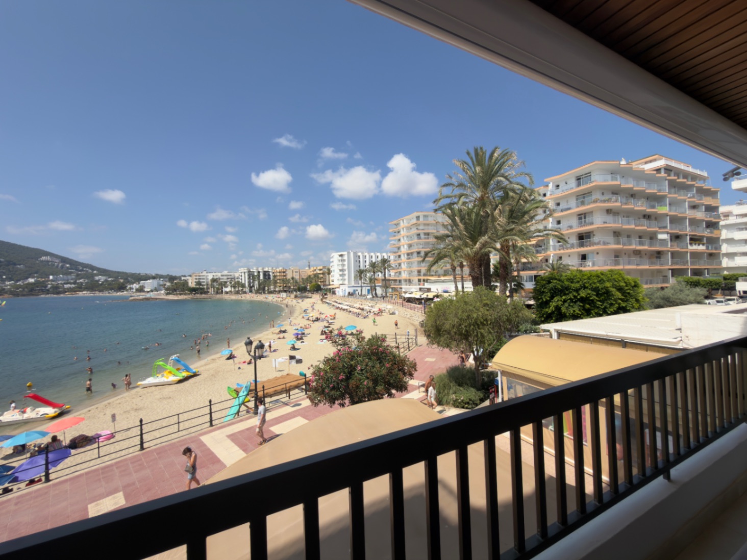 Despierte cada día sobre el Mediterráneo: Exclusividad y Calma en Primera Línea de Santa Eulalia