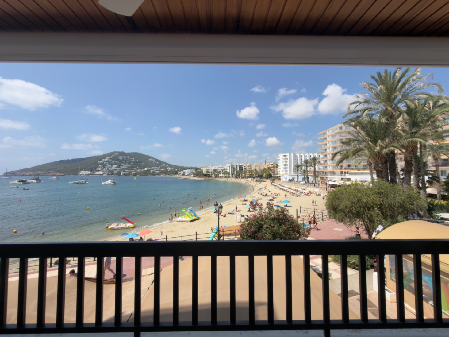 Despierte cada día sobre el Mediterráneo: Exclusividad y Calma en Primera Línea de Santa Eulalia