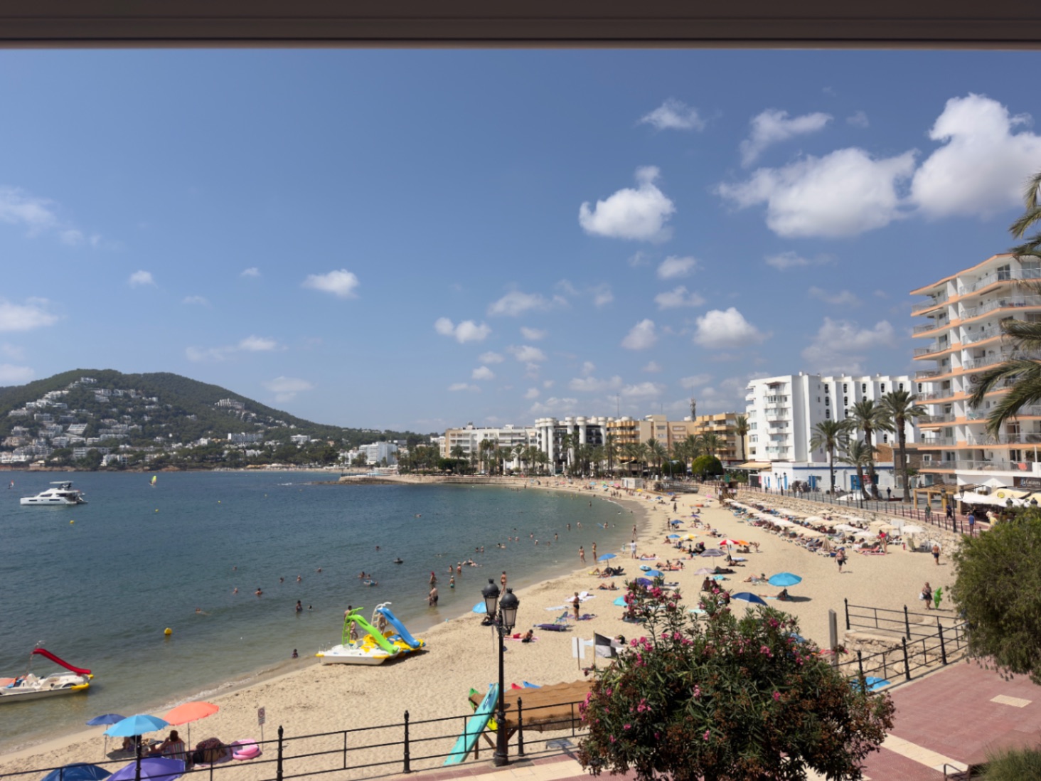 Despierte cada día sobre el Mediterráneo: Exclusividad y Calma en Primera Línea de Santa Eulalia